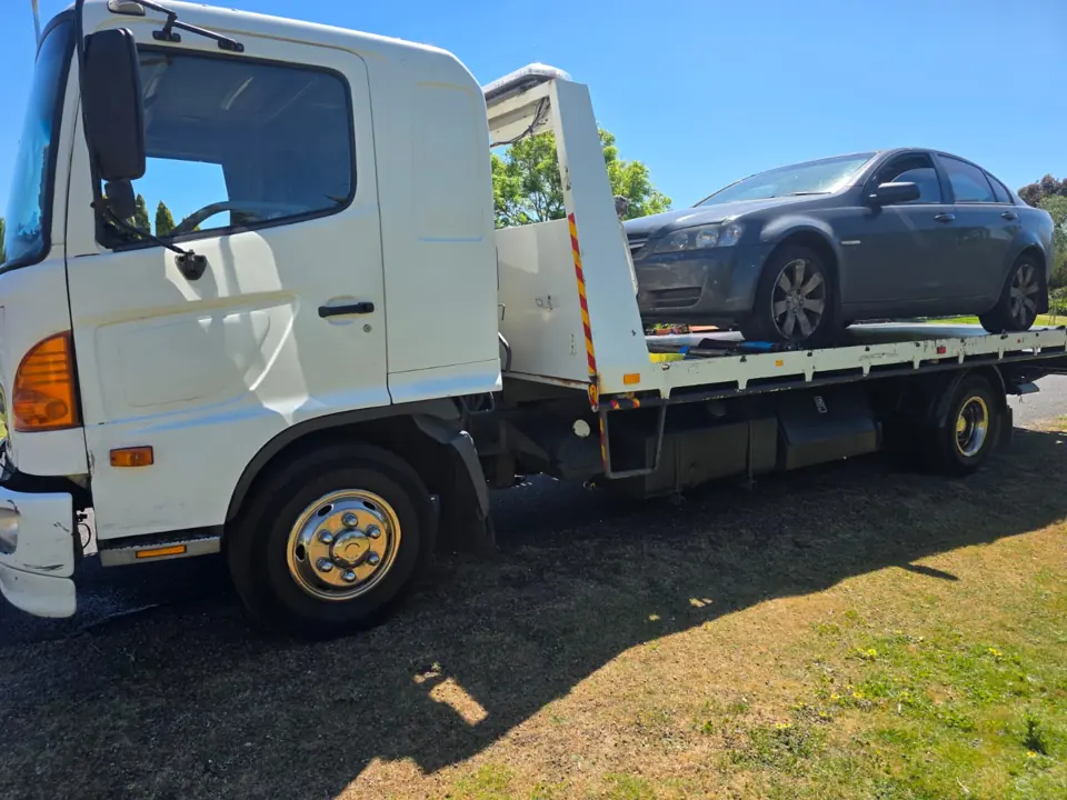Car carried on a recovery truck